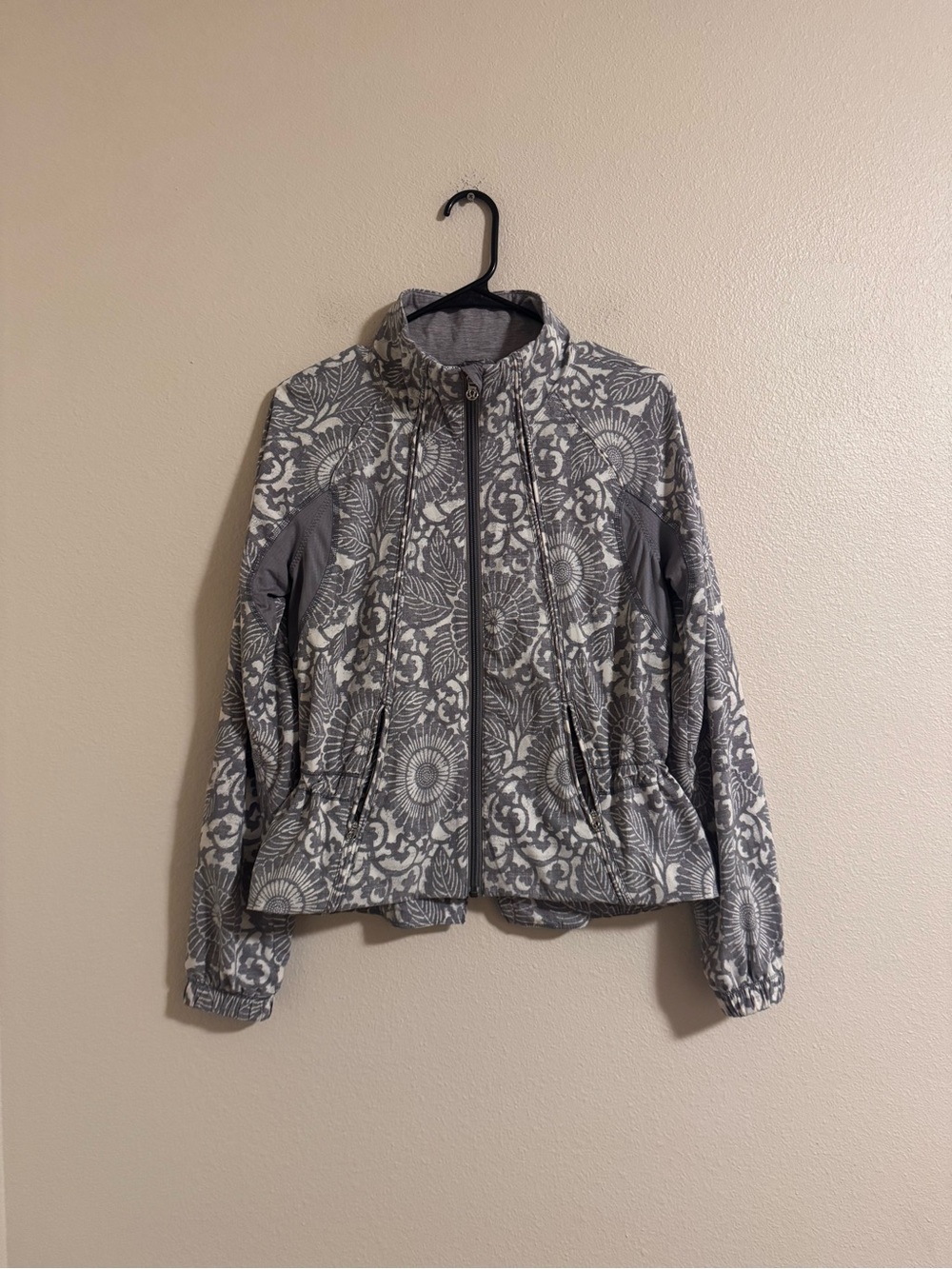 Lululemon run: travel to track jacket